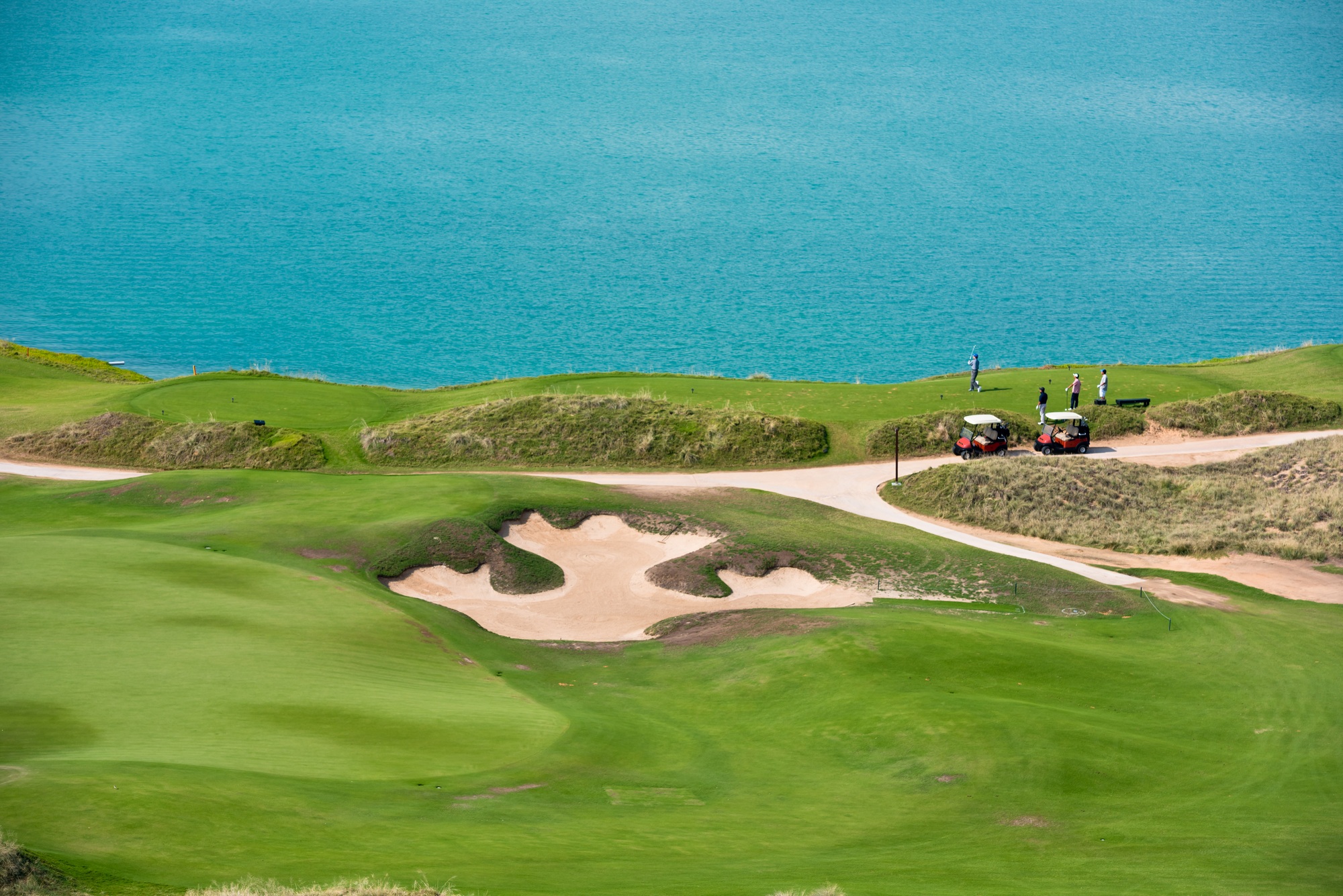 golf resort with the scenery of the sea